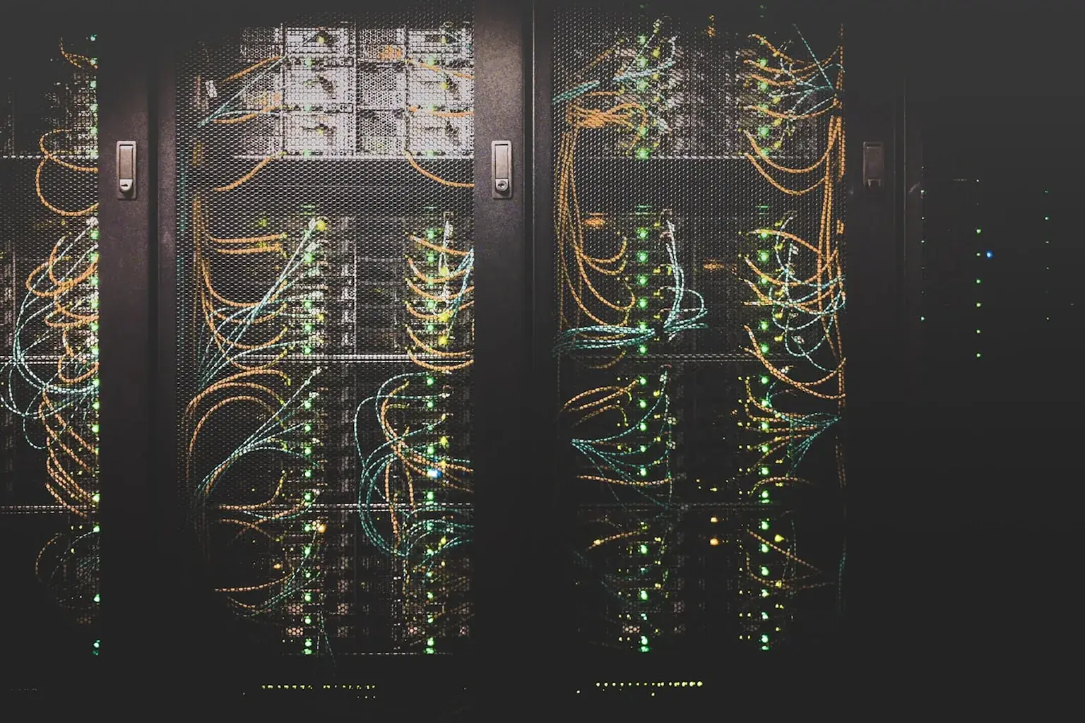 Rack de servidores con cableado de red: infraestructura cloud segura y escalable